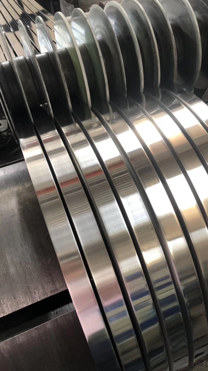 Mirror-bright slit stainless steel strip edges coming off the slitting line